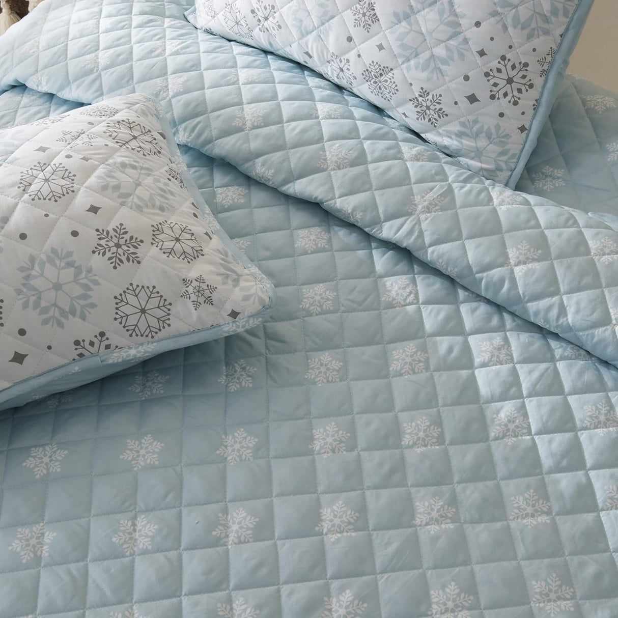 Nova Snowflakes Reversible Quilt Set