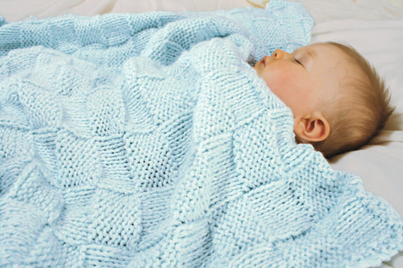 Modèle de tricot de couverture tressée pour bébé gratuit