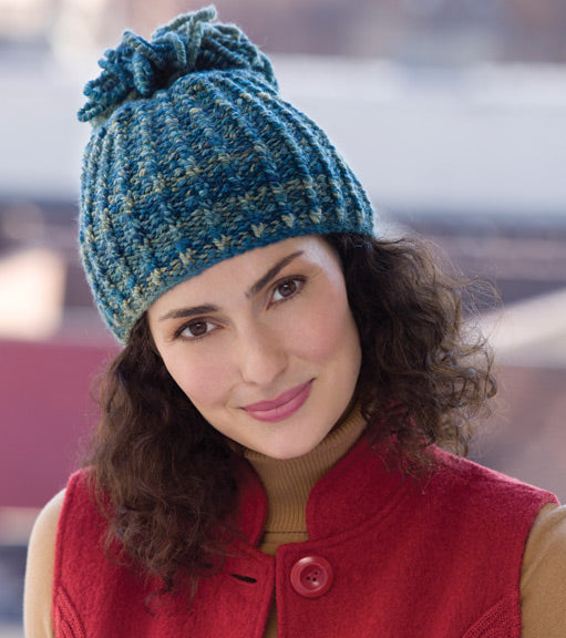 Modèle de tricot de chapeau à pompon en boucle gratuit