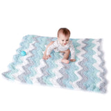 Modèle gratuit de couverture pour bébé à chevrons au crochet