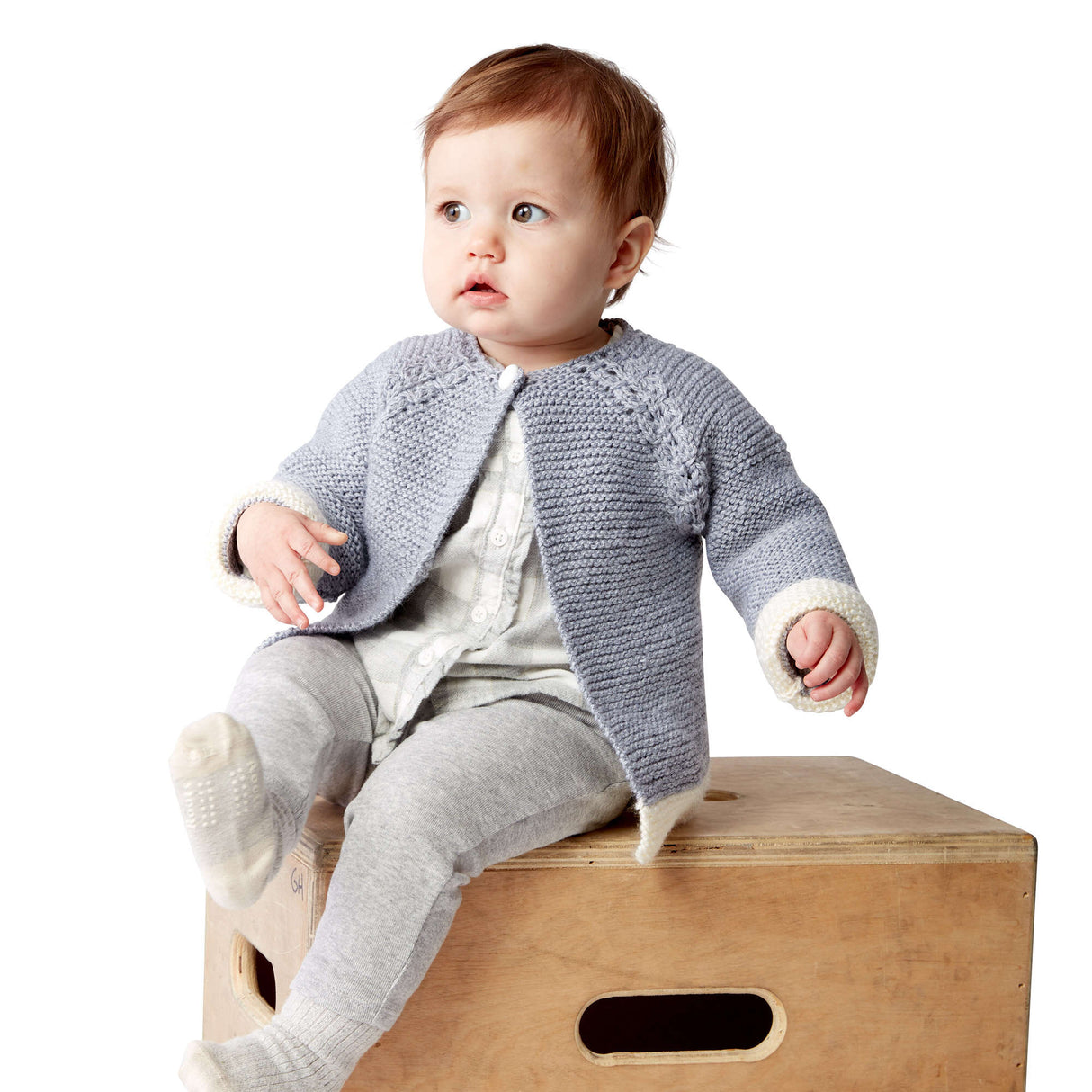 Modèle gratuit de cardigan pour bébé en tricot à détails trempés