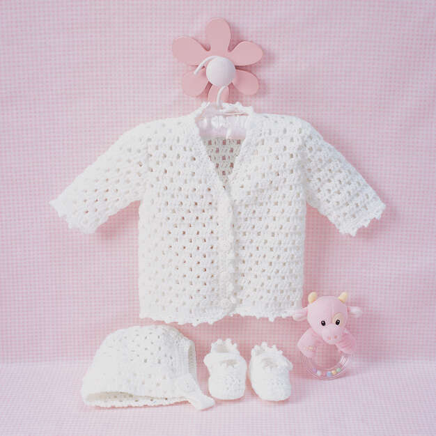 Ensemble bébé en dentelle gratuit au modèle de crochet